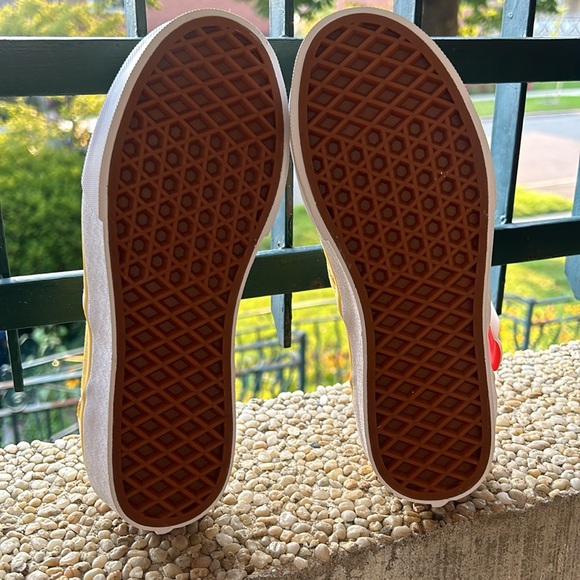 Brand New Super Cute VANS Classic Slip Ons - Picture 4 of 6